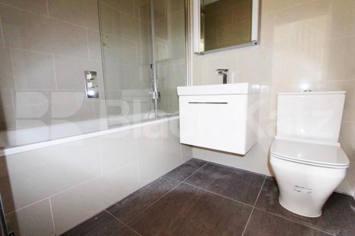 			Gated development!, 2 Bedroom, 1 bath, 1 reception Flat			 Oakleigh Road North, Whetstone